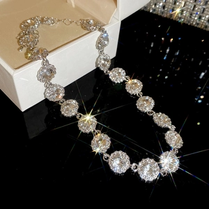 Vista macro dettagliata di una collana d'argento con cristalli brillanti in una scatola regalo