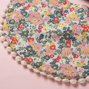 Ensemble bavoir floral en coton avec bordure à pompons et bandeau à nœud