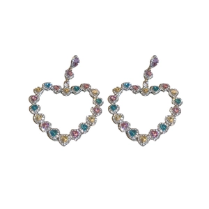 Boucles d'oreilles cœur ajourées avec cristaux colorés et aiguilles en argent pour femme