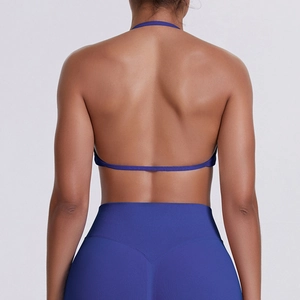 Detail of cross-back navy blue seamless sports bra and high-waist yoga leggings set