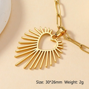 Pendentif cœur tournesol doré minimaliste avec chaîne trombone et design rayon de soleil