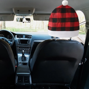 Détail du couvre-appui-tête de voiture en forme de bonnet de Noël à carreaux rouges
