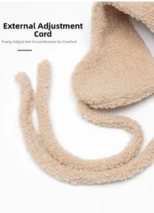 Vue détaillée du cordon de serrage extérieur sur la casquette de baseball en polaire beige