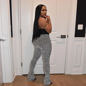 Détail montrant les rayures en maille texturée et la coupe ajustée du pantalon taille haute