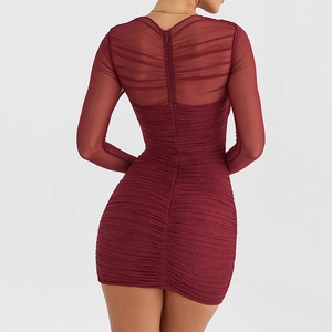 Vue arrière de la robe en maille bordeaux avec détails froncés et coupe moulante