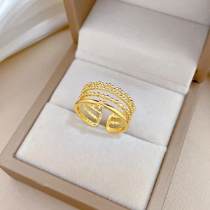 Anello regolabile dorato a strati con stella esposto in una scatola da regalo