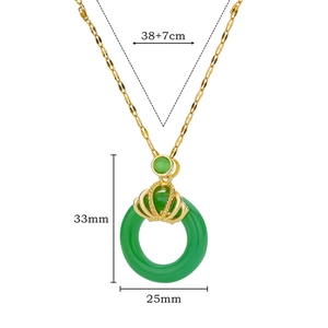 Detailed view of the gold crown setting and green ring pendant with 38+7cm size labels