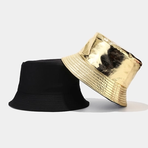 Set di cappelli alla pescatora in pelle PU con finiture nero opaco e oro metallizzato
