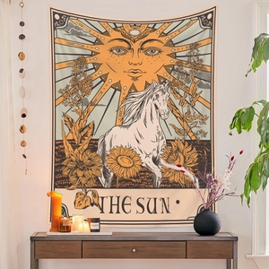 Vista dettagliata dell'arazzo tarocchi Il Sole con motivi floreali e stile bohémien