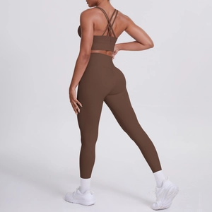 Détail du soutien-gorge de sport dos croisé et leggings taille haute brun chocolat