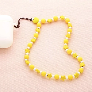 Lanière de téléphone perlée étoile jaune avec petites perles blanches sur fond rose