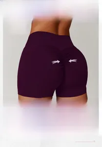 Détail macro du short de yoga taille haute avec design froncé pour un effet galbant fessier