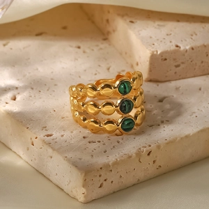 Détails d'une bague triple épaisseur en plaqué or 18 carats avec pierres de malachite