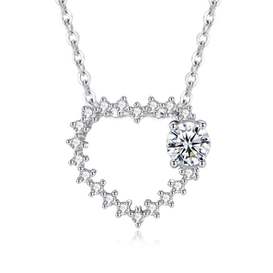 Halskette aus S925 Sterlingsilber mit funkelndem Herzanhänger und Moissanit auf Weiß