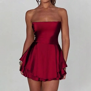 Abito a fascia in raso rosso vino stile Y2K con gonna a trapezio a balze