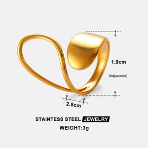 Makro-Detail des verstellbaren goldenen Edelstahlrings mit Maßen und 3g Gewichtsangabe