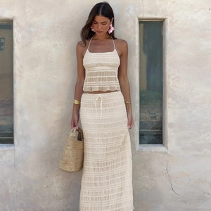Détail d'un ensemble robe deux pièces plissé beige avec haut à licou élégant