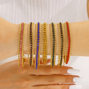 Bracelet minimaliste en acier inoxydable doré orné de zircons multicolores porté au poignet