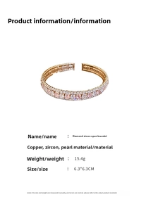 Détail d'un bracelet ouvert doré orné de zircons incrustés et d'élégantes perles