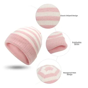 Detailansicht der rosa-weiß gestreiften Strickmütze für Kinder mit Materialstruktur