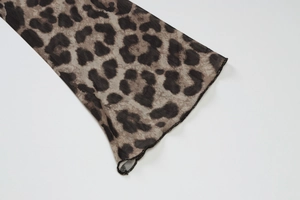Gros plan sur la manche longue en tulle transparent avec motif léopard marron et noir