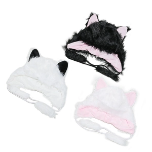 Tre cappelli invernali in peluche con orecchie di volpe e lacci in nero e bianco