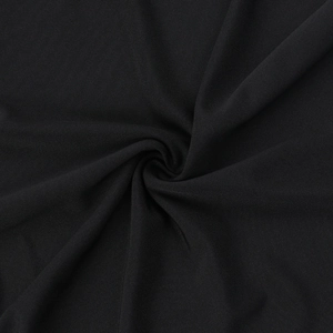 Texture macro du tissu en maille noire montrant les détails de cette robe élégante