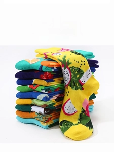 Détail de chaussettes en coton tricoté avec motifs de fruits et texture soignée
