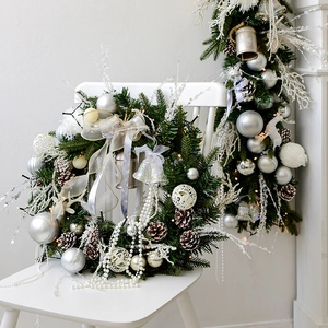 Couronne de Noël argentée et blanche avec pommes de pin et lumières LED chaudes
