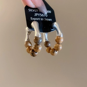Gros plan de boucles d'oreilles créoles vintage en argent 925 et perles de pierre naturelle