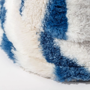 Chapeau bob épais en peluche à motif ondulé bleu et blanc avec texture premium