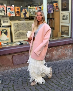 Elegante blazer rosa oversize abbinato a gonna con frange in stile vintage