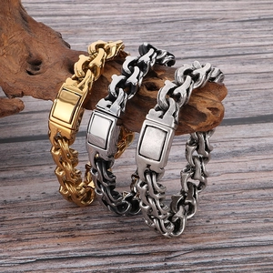 Retro 15mm Panzerarmband für Herren in Gold und Altsilber auf rustikalem Holzhintergrund