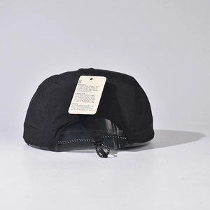 Casquette de sport noire à cinq panneaux avec cordon réglable et séchage rapide