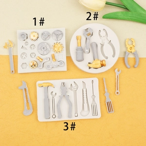 Detalle de molde de silicona con herramientas para decoración de pasteles y chocolate DIY