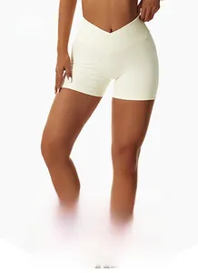 Détail du short de yoga sans couture à taille haute en V avec texture côtelée crème