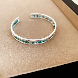 Détails d'un bracelet ethnique en argent avec incrustations de pierres et de turquoise