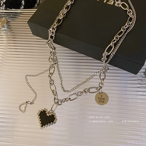 Collier double couche en acier inoxydable avec cœur pixel et pendentif gravé