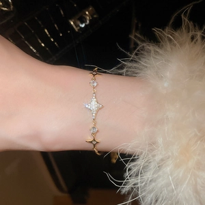 Detailaufnahme des funkelnden goldenen Nordstern-Armbands mit Zirkonia am Handgelenk