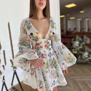 Weißes Netzkleid mit Laternenärmeln und bunter floraler Stickerei für Damen