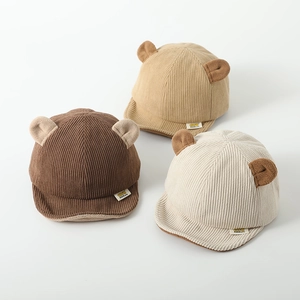 Herfst winter baby corduroy pet met berenoren in de kleuren bruin, kaki en crème wit