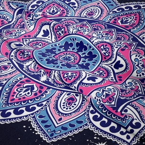 Böhmischer Mandala-Wandteppich mit blau-rosa Blumenmuster für die Wanddekoration
