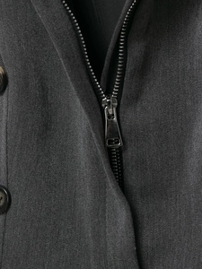 Détail de la robe en sergé gris anthracite avec fermeture éclair argentée et bouton chic