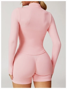 Détail du tissu de compression rose extensible avec une texture en maille côtelée