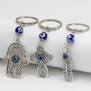 Set di portachiavi Evil Eye in argento con mano di Hamsa, croce e piuma