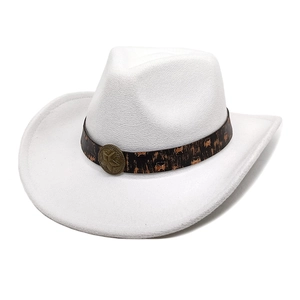 Détail d'un chapeau de cow-boy blanc en feutre avec boucle étoile en bronze sur bandeau
