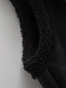 Vue détaillée de la doublure en peau lainée noire et des coutures de ce gilet chaud