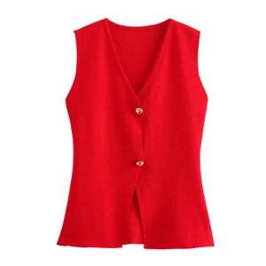 Vue détaillée du débardeur en maille rouge avec col en V et boutons dorés décoratifs