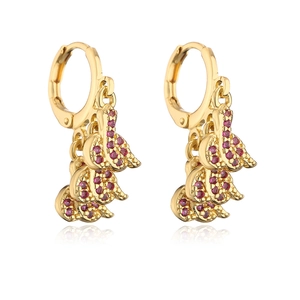 Detalle de los pendientes de serpiente chapados en oro de 18K con circonitas rosas