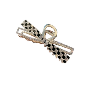Pince à cheveux papillon élégante avec motif damier noir et blanc et strass